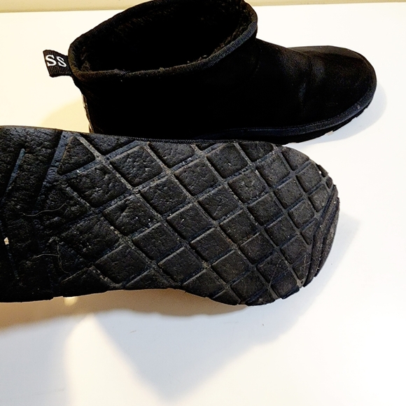 GUESS Stylish Black faux fur Suede ankle booties size 8.5 M - Picture 10 of 11
